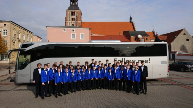 Chór na tle autokaru